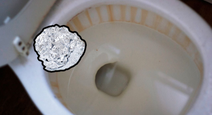 Solo con papel aluminio y jabón: el barato método para dejar tu retrete sin manchas de suciedad