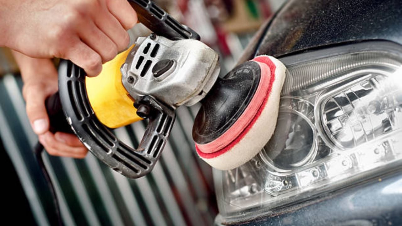 Descubre cómo usar aceite y bicarbonato para dejar los faros de tu coche relucientes