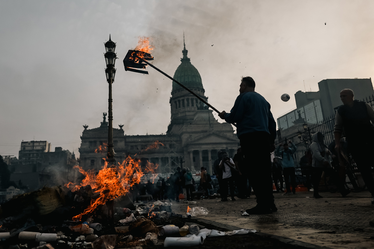 Reformas clave de Milei se debaten en una sesión de final abierto y violencia en la calle (Fotos)