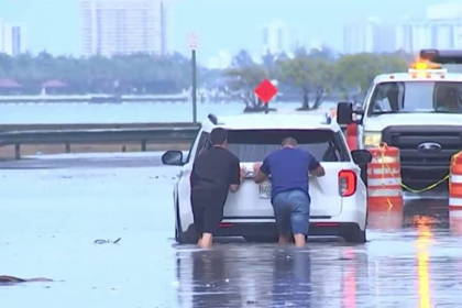 De acuerdo con los reportes, en el Aeropuerto Internacional de Miami se han cancelado 261 vuelos y 165 han sido retrasados.