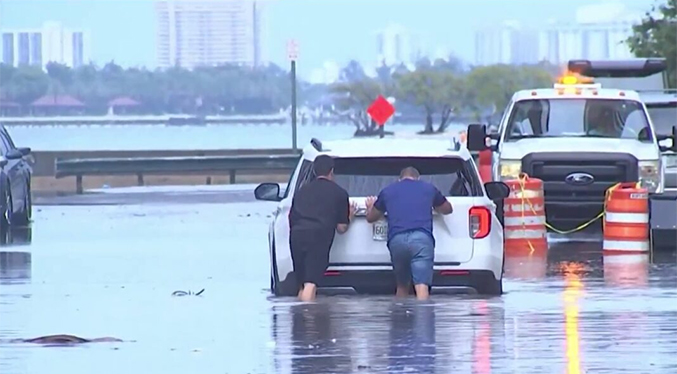 De acuerdo con los reportes, en el Aeropuerto Internacional de Miami se han cancelado 261 vuelos y 165 han sido retrasados.