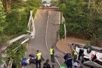 Las víctimas iban en una camioneta blanca, que transitaba por el puente cuando este se cayó.