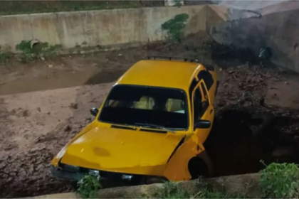 Incidente vial en la Av. Bicentenario: carro termina dentro del canal de lluvia