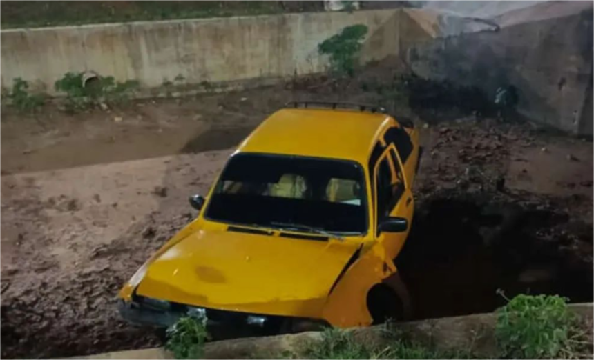 Incidente vial en la Av. Bicentenario: carro termina dentro del canal de lluvia