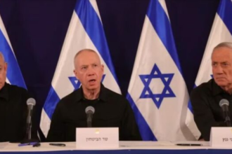 Netanyahu, Gallant y Gantz eran los únicos con voto en el recién disuelto Gabinete de Guerra, mientras que Eisenkot, Deri y Dermer eran simplemente miembros observadores.