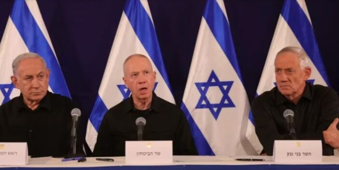 Netanyahu, Gallant y Gantz eran los únicos con voto en el recién disuelto Gabinete de Guerra, mientras que Eisenkot, Deri y Dermer eran simplemente miembros observadores.