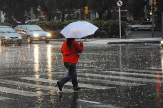 En su cuenta en la red social X, el organismo informó que en horas de la mañana, se prevé nubosidad con lluvias y lloviznas sobre el Esequibo, Bolívar, Amazonas, Delta Amacuro, Sucre, Monagas, Anzoátegui, La Guaira, norte de Aragua, Llanos Centrales/Occidentales, Piedemonte Andino y sur del Zulia, mientras que el resto del país se mantendrá parcialmente nublado.