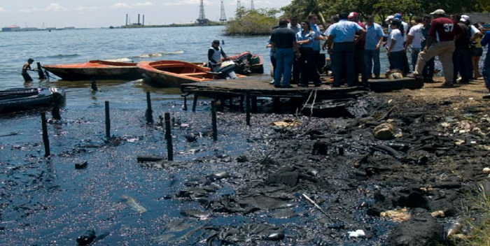 El ministro de Ecosocialismo (Medioambiente), Josué Lorca, explicó a EFE que esta cantidad de residuos «petrolizados» forma parte del total de 233.936 toneladas de basura que han sido recolectadas a través de programas como ‘Pesca tu plástico’, con el que pescadores ayudan a sanear estas aguas.