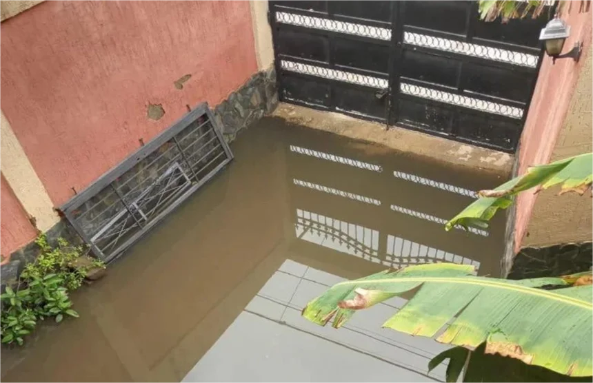12 casas inundadas por aguas negras en Los Delfines II de Mariño