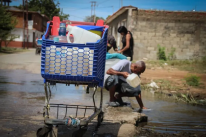 Porlamarenses buscan agua en gran bote en la calle Maneiro