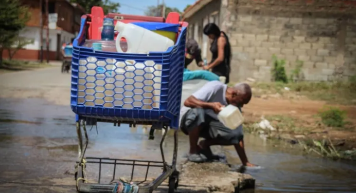 Porlamarenses buscan agua en gran bote en la calle Maneiro