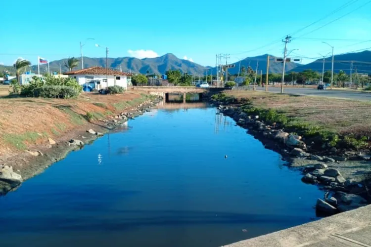 Persiste el problema de contaminación en el canal de Las Piedras de Juan Griego