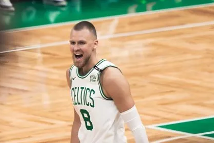 La primera mitad fue dominada por los Celtics gracias al europeo, quien se mostró dominante tanto en defensa como en ataque.