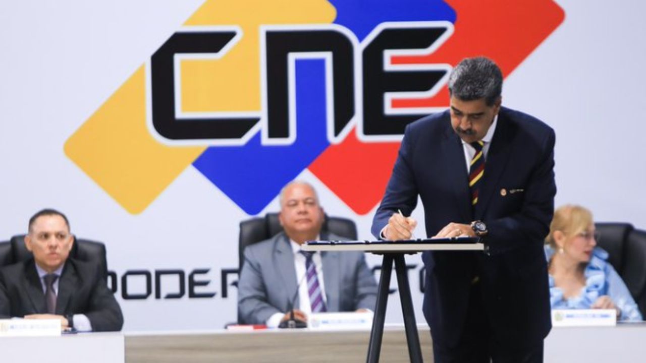 Maduro aboga por la no violencia y respeto al árbitro tras acuerdo firmado