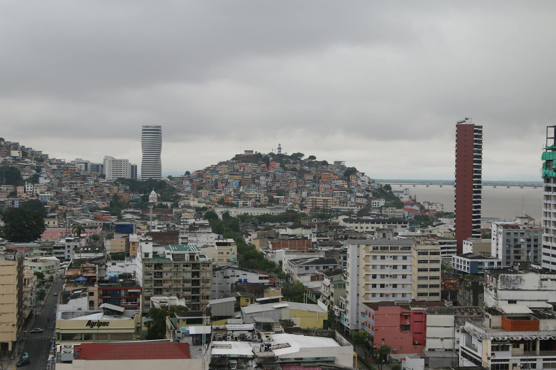 Un fallo en el sistema de transmisión eléctrica deja a Ecuador sin luz