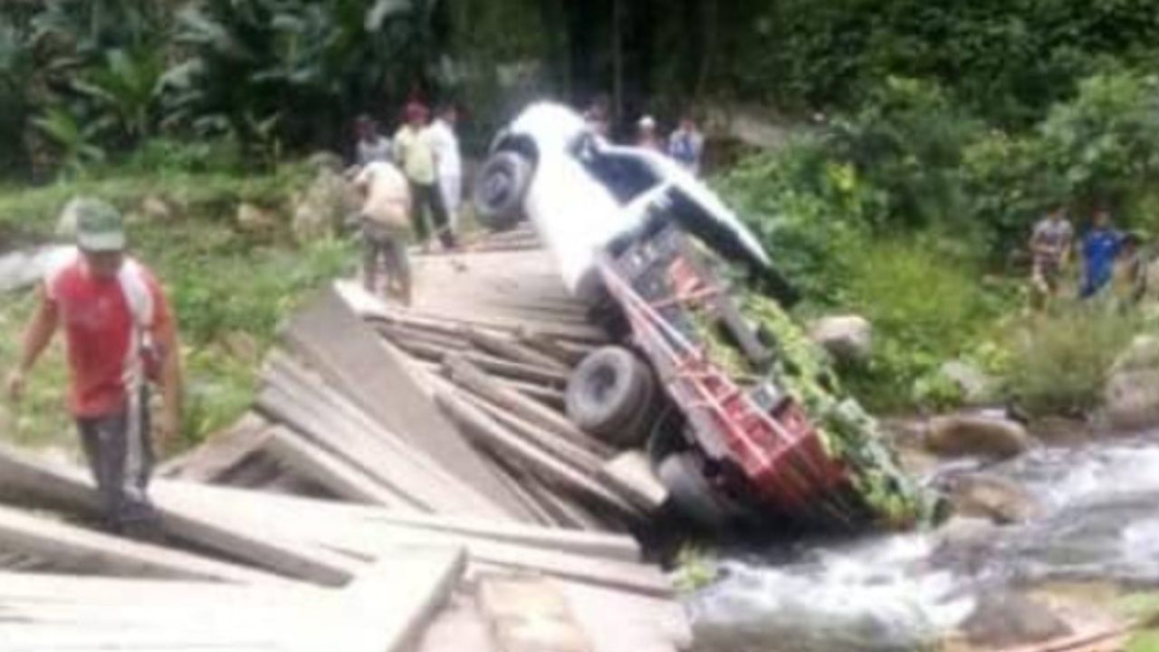 Puente de madera en Mérida se desplomó mientras transitaba un camión