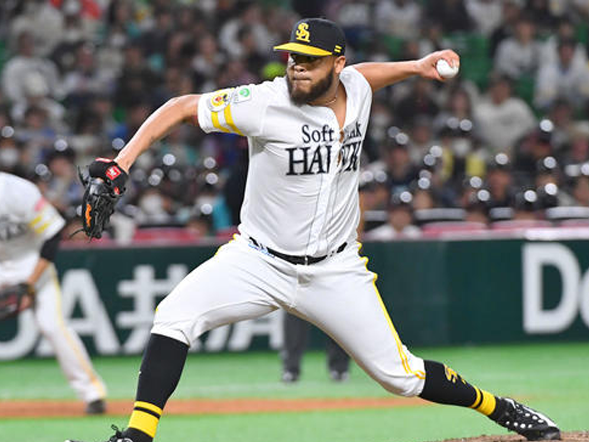 Darwinzon Hernández luce en bullpen de SoftBank