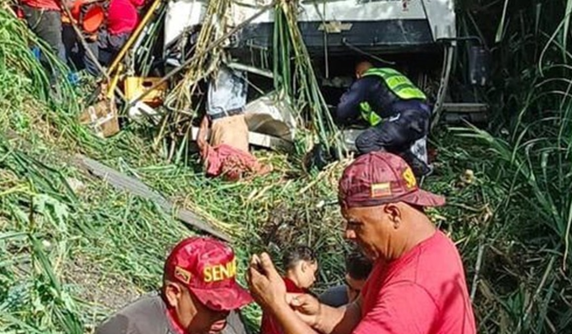 3 fallecidos y más de 20 heridos deja volcamiento de camión del Seniat en la ARC