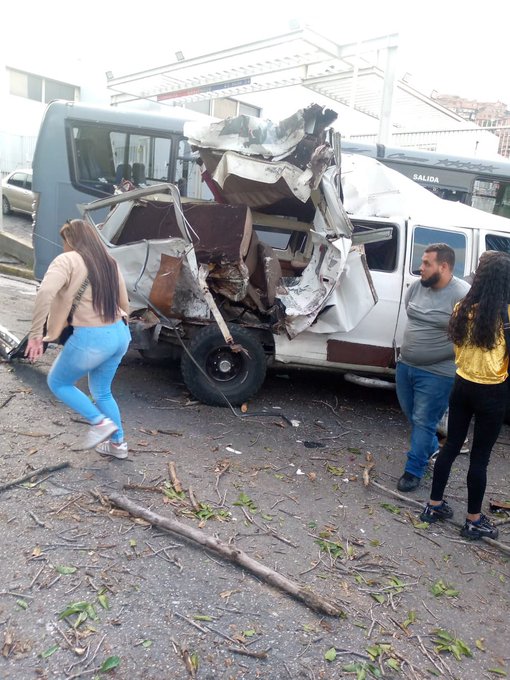 De acuerdo con el periodista Román Camacho, el accidente fue producto a que un camión de volteo tuvo fallas en los frenos y el conductor impactó con vehículos de transporte público que estaban en la cola para surtir gasolina.