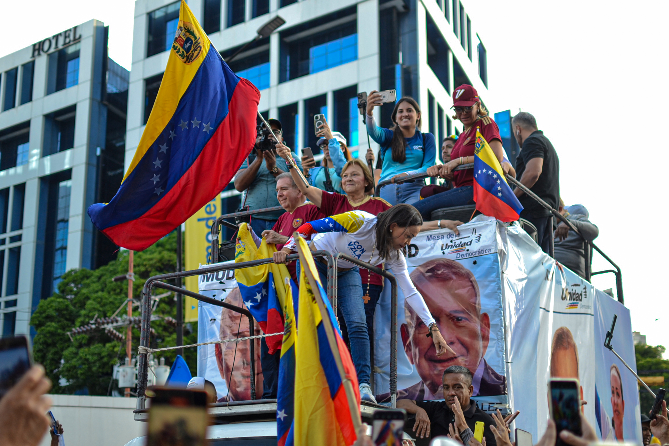 Exasesor de Hugo Chávez ve similitudes en campaña de Machado y González Urrutia con 1998