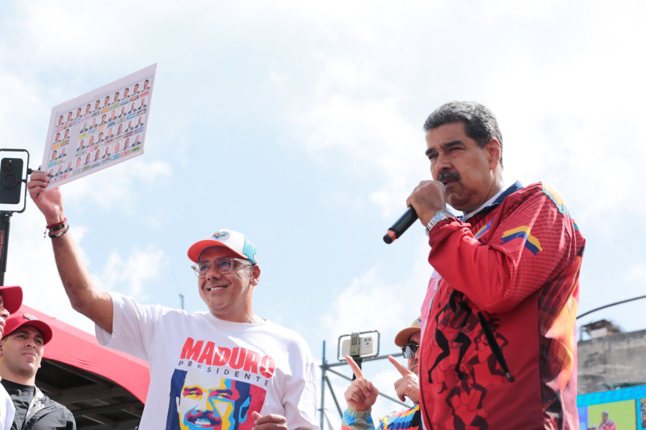 Maduro pide a los electores de Los Teques no dejarse “engañar por la tarjeta de la manito”