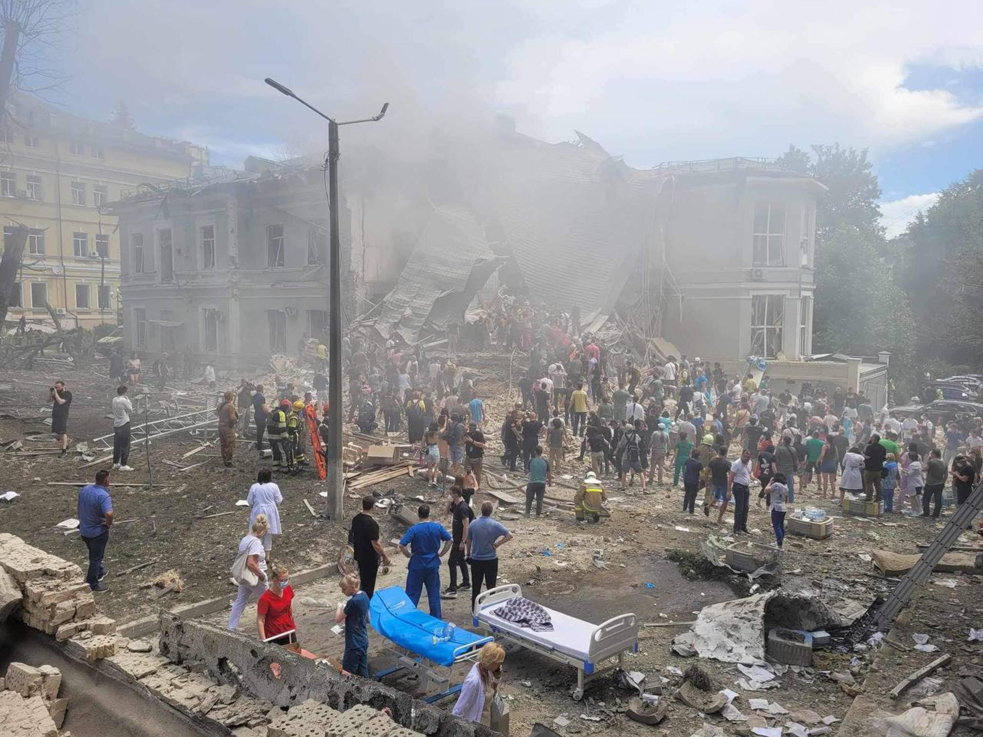 Caos, rabia y solidaridad en el hospital infantil de Kiev que bombardeó Rusia