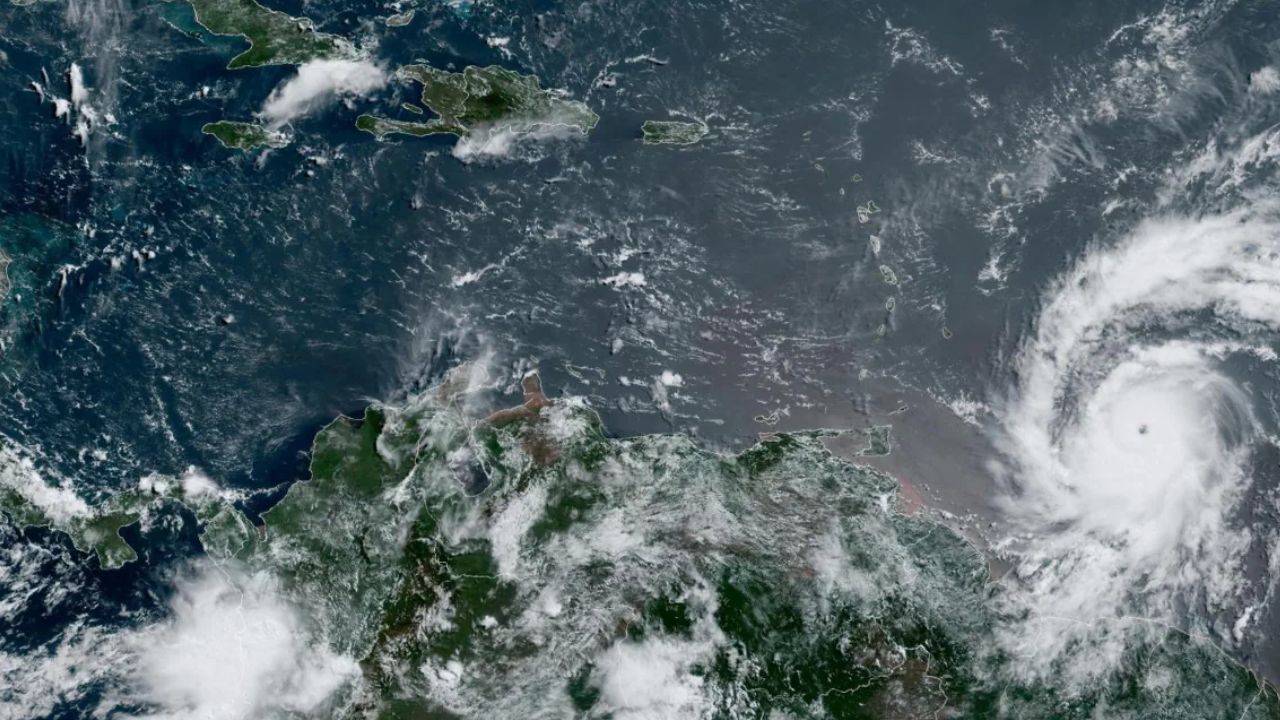 Autoridades aeronáuticas de Venezuela en alerta debido al huracán Beryl