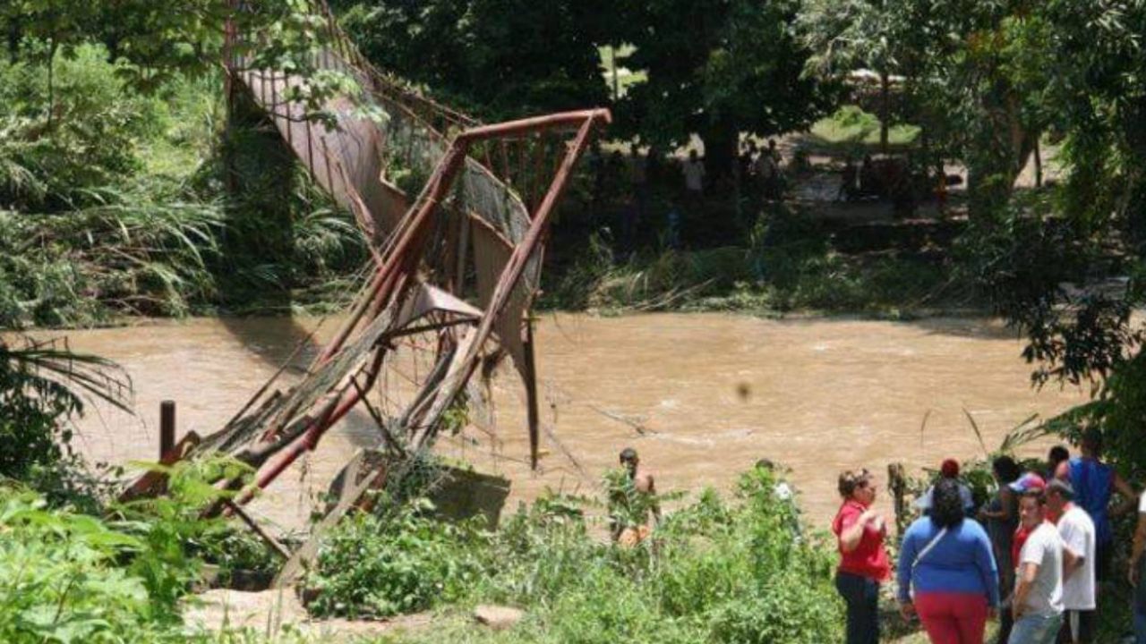 Autoridades atienden el colapso del puente colgante en Cumanacoita, Sucre