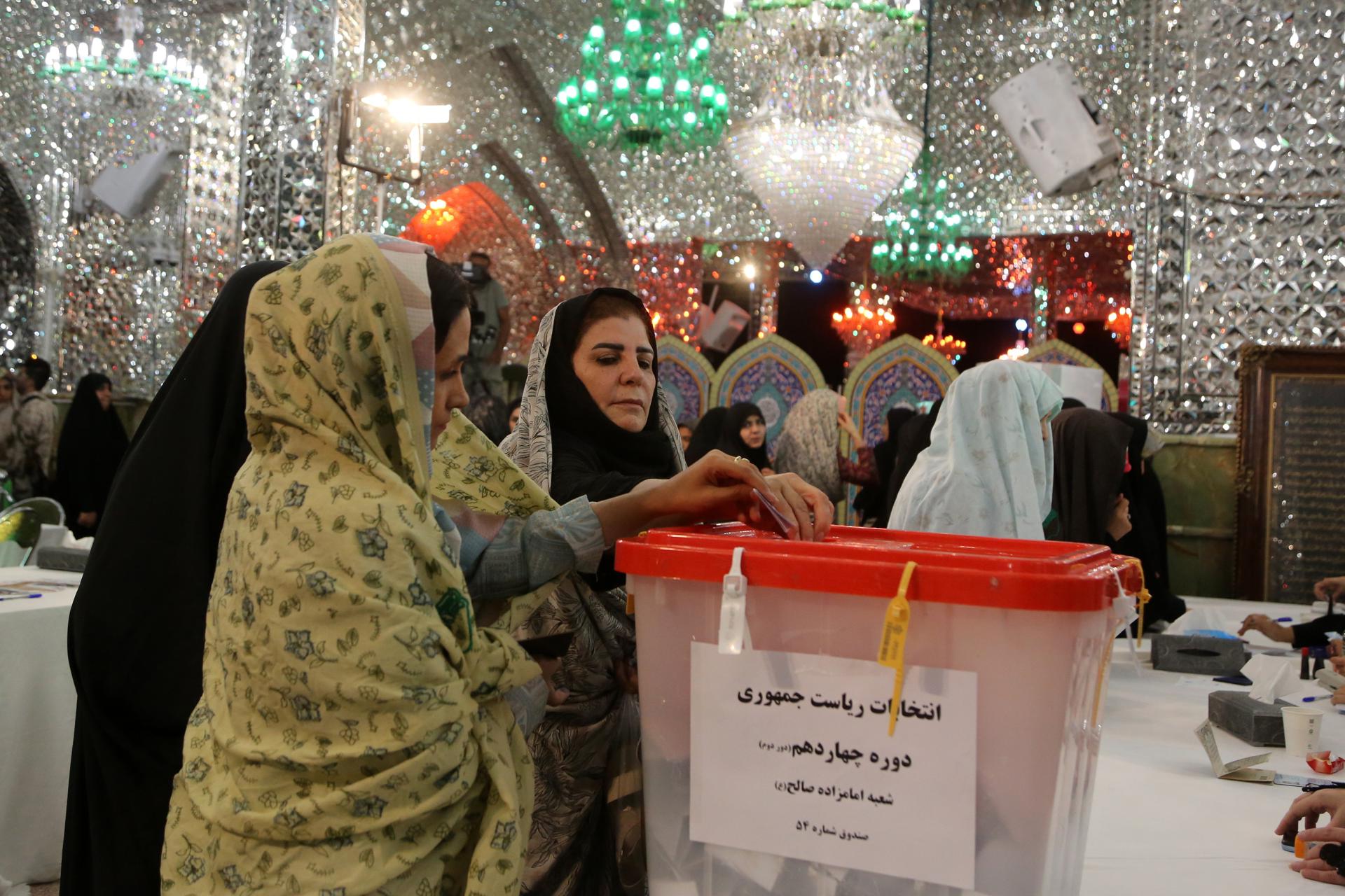 Irán elige entre un moderado y un radical en la segunda vuelta de las presidenciales