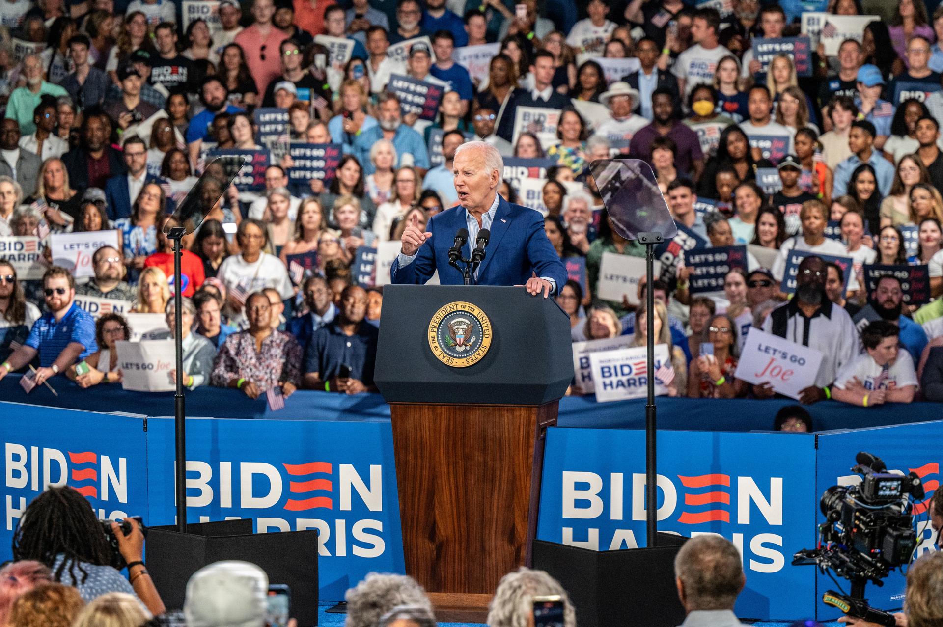 Líderes demócratas rechazan llamados para que Biden abandone la carrera por la Casa Blanca