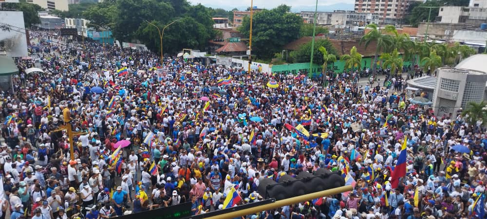 Los caminantes de la avenida Cedeño