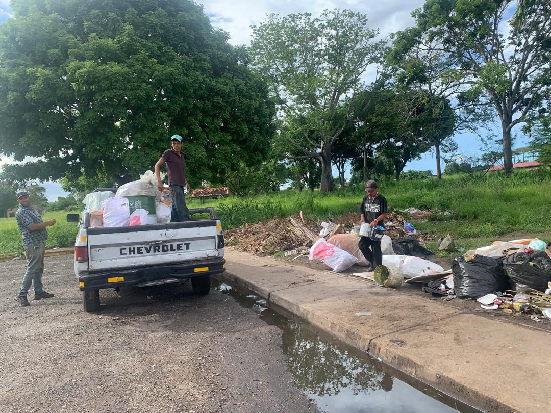 Capturan a chofer arrojando basura en el Parque del Este