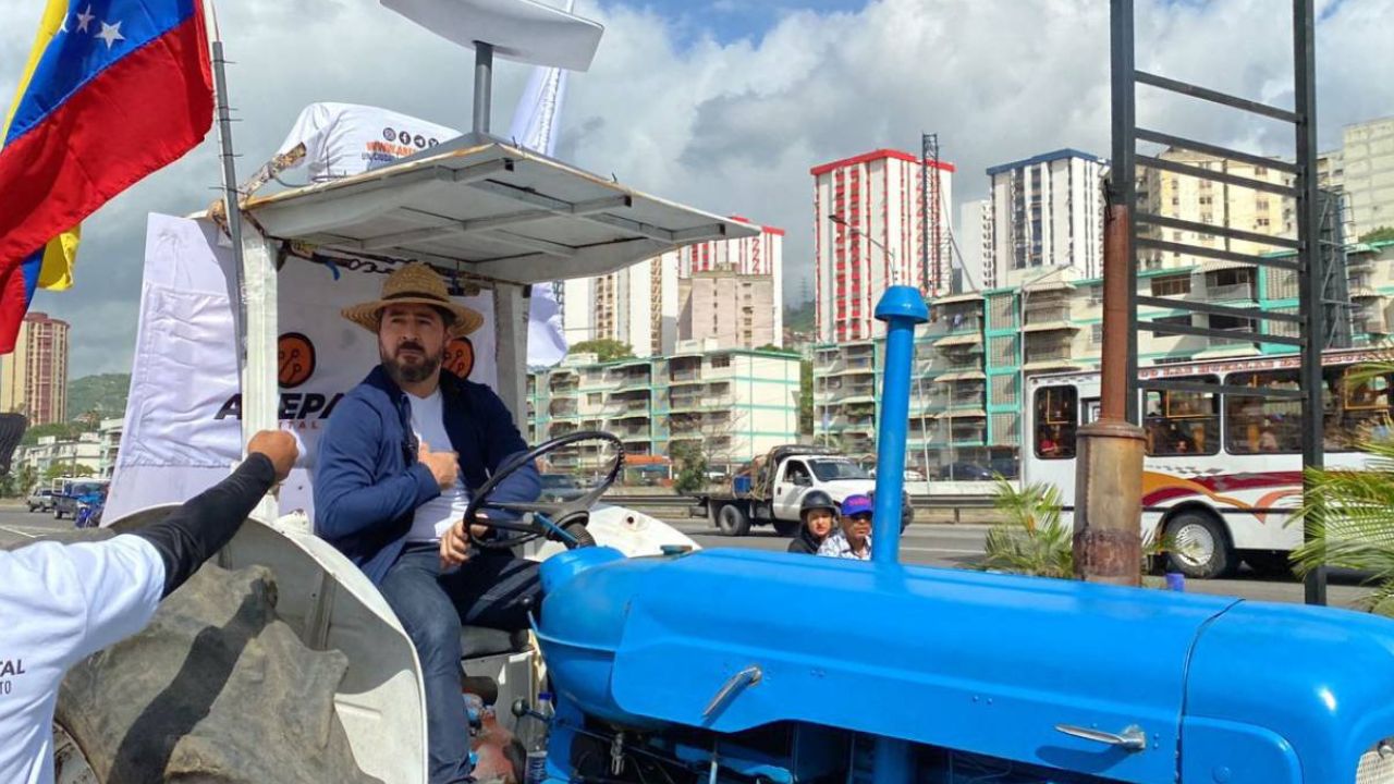 Daniel Ceballos arranca su campaña electoral montado en un tractor en Caracas