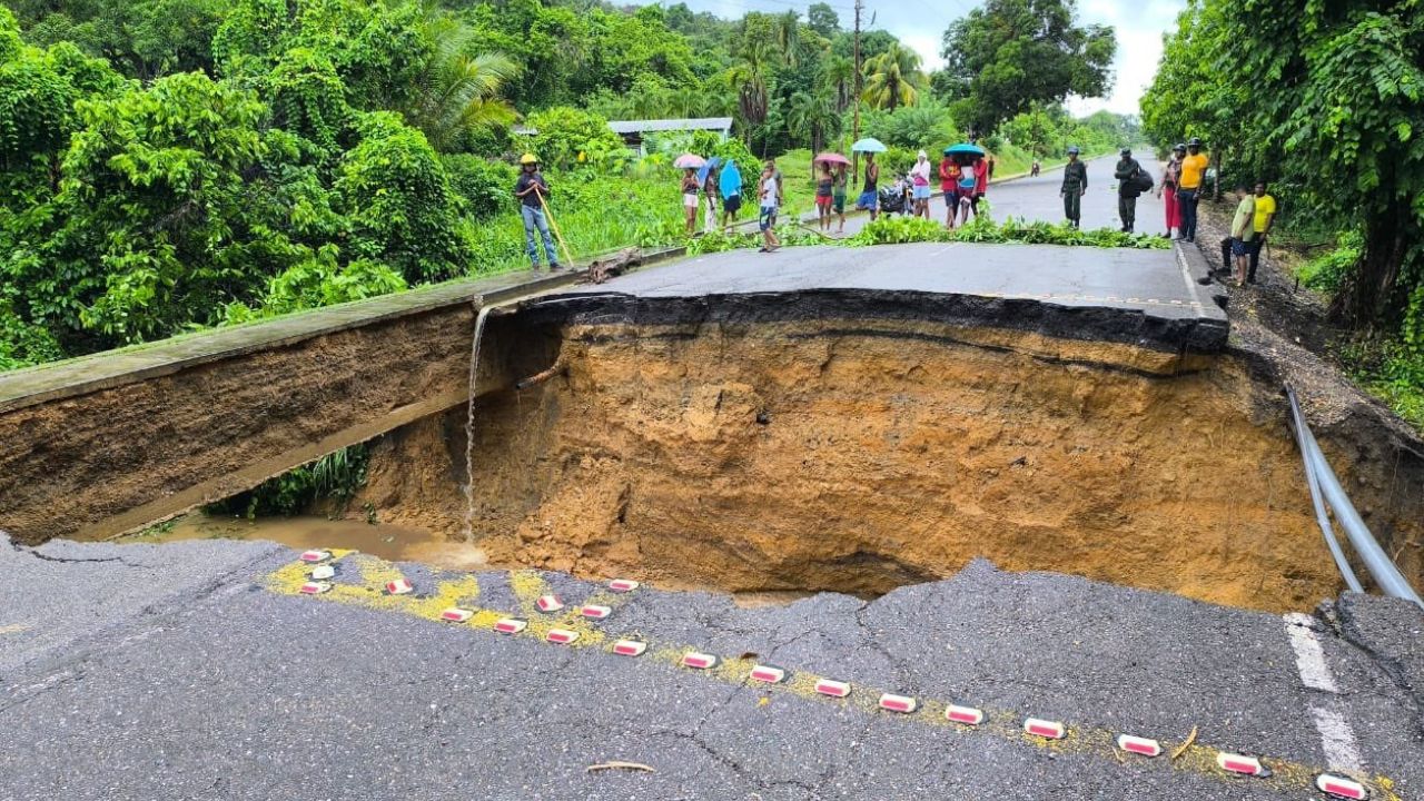 Derrumbe de la Troncal 09 en Carúpano-Güiria tras intensas precipitaciones en Sucre
