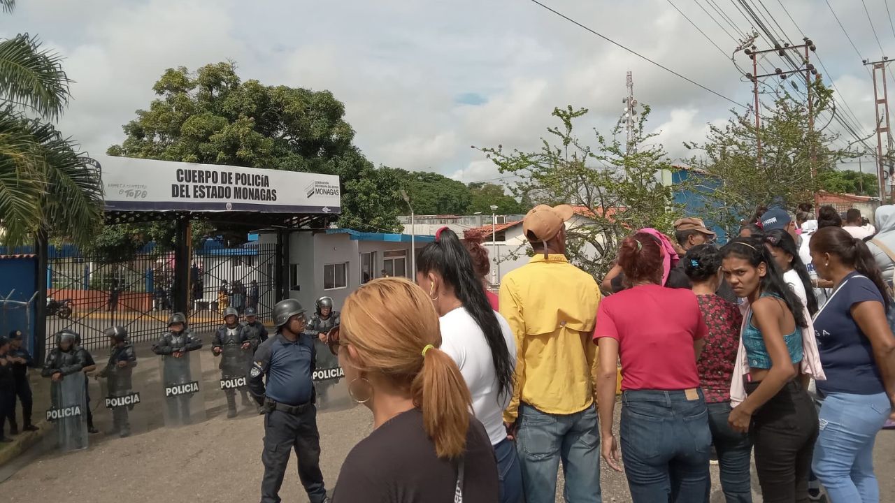 Familiares de los detenidos cerraron la avenida Bella vista este 30 de julio