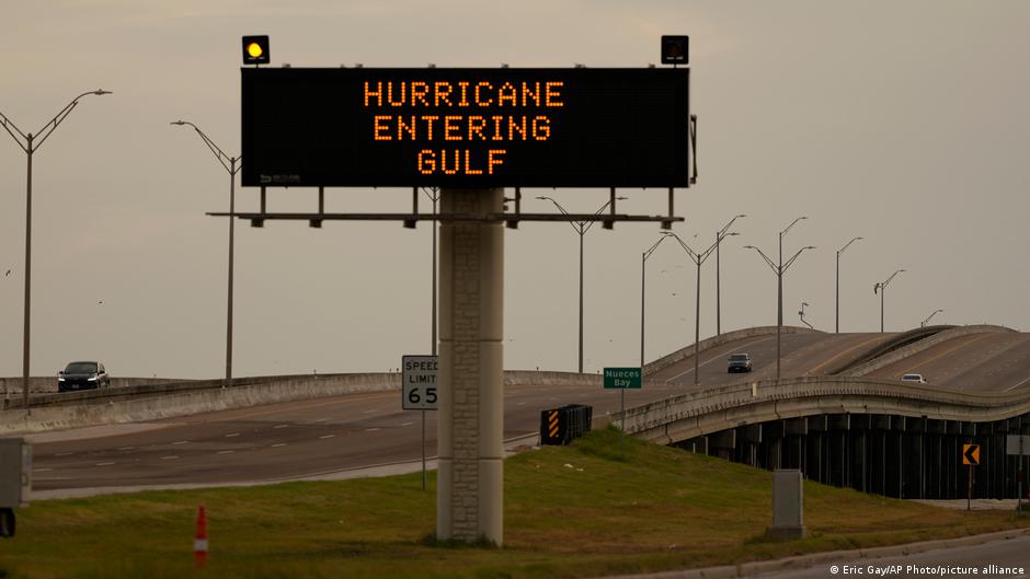 Huracán Beryl entra en Texas causando fuertes lluvias, marejadas y cortes de energía