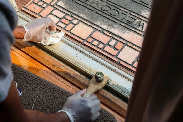 El segundo paso para eliminar la suciedad de los rieles de la puerta corrediza en tomar un tubo de papel higiénico y en caso de no tener uno, buscar uno que se esté acabando.