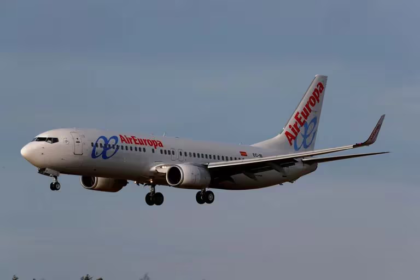 El vuelo, que llevaba a bordo a 325 pasajeros, se encontraba en su trayecto regular cuando encontró el fenómeno meteorológico que causó las turbulencias.