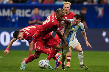 La Albiceleste espera por el ganador de Colombia y Uruguay, la otra semifinal que se jugará este miércoles desde las 21 (hora argentina) en el Bank of America Stadium de Charlotte, donde se jugará el partido por el tercer y cuarto puesto este sábado a la misma hora.