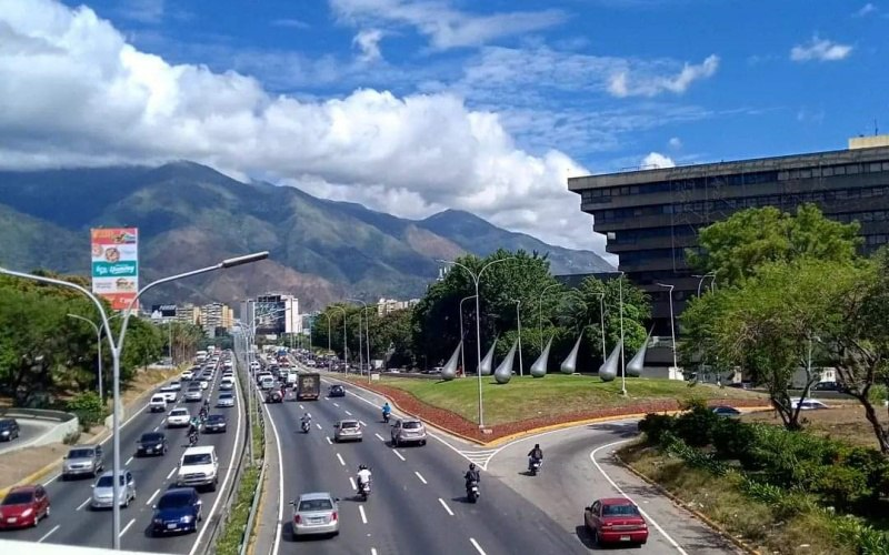 Por esta razón, pidieron a los ciudadanos tomar las medidas preventivas antes las labores que ejecutan los trabajadores con la finalidad de garantizar un óptimo servicio en la vialidad.