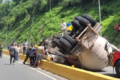 Las autoridades abrieron las investigaciones del siniestro. Aunque se conoce que la gandola perdió el control, todavía no hay detalles sobre las causas del accidente.