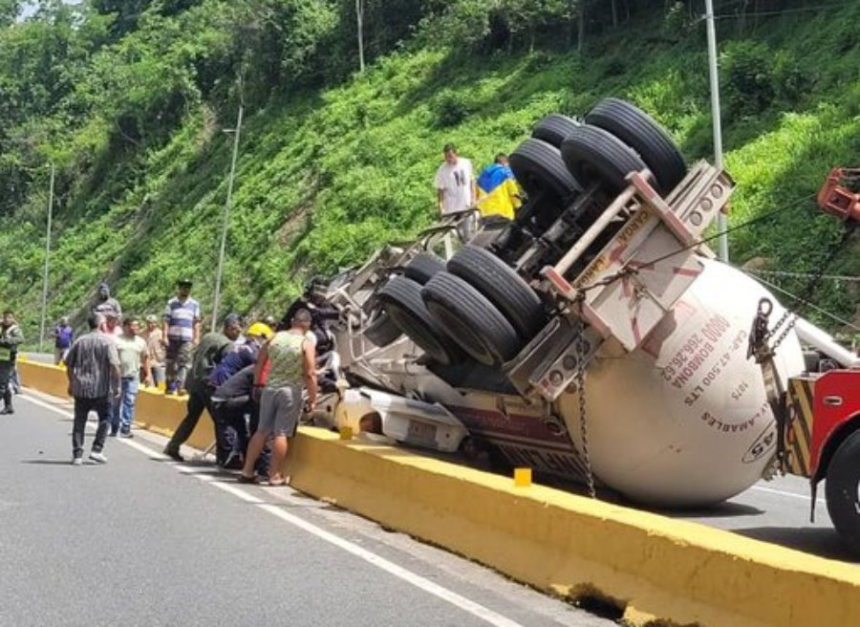 Las autoridades abrieron las investigaciones del siniestro. Aunque se conoce que la gandola perdió el control, todavía no hay detalles sobre las causas del accidente.