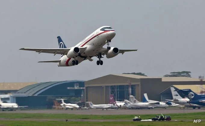 Avión ruso se estrella en Moscú en un vuelo de prueba y deja 3 fallecidos (Video)