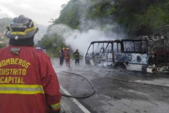 Un vehículo de transporte público se incendió este miércoles en la mañana en la Autopista Gran Cacique Guaicaipuro, a la altura de Caricuao, en Caracas.