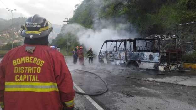 Un vehículo de transporte público se incendió este miércoles en la mañana en la Autopista Gran Cacique Guaicaipuro, a la altura de Caricuao, en Caracas.