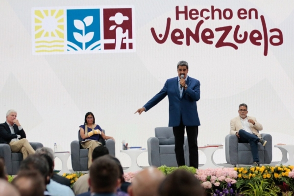 Maduro sostuvo que ha habido un aumento sostenido y paulatino del consumo, «con producción nacional» y agradeció a los empresarios por la conciencia que han tenido para ser parte del aporte económico para los pensionados.