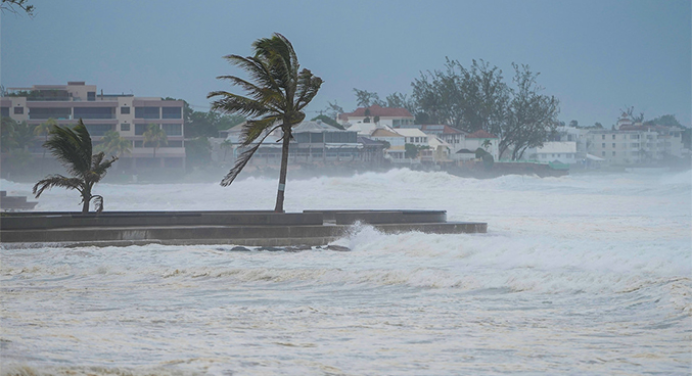 Huracán Beryl toca tierra en el Caribe