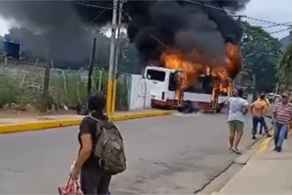 Autobús se incendió a pocos metros de la Alcaldía de Díaz +VIDEO