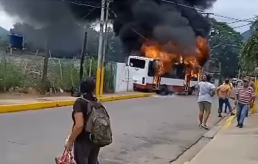 Autobús se incendió a pocos metros de la Alcaldía de Díaz +VIDEO