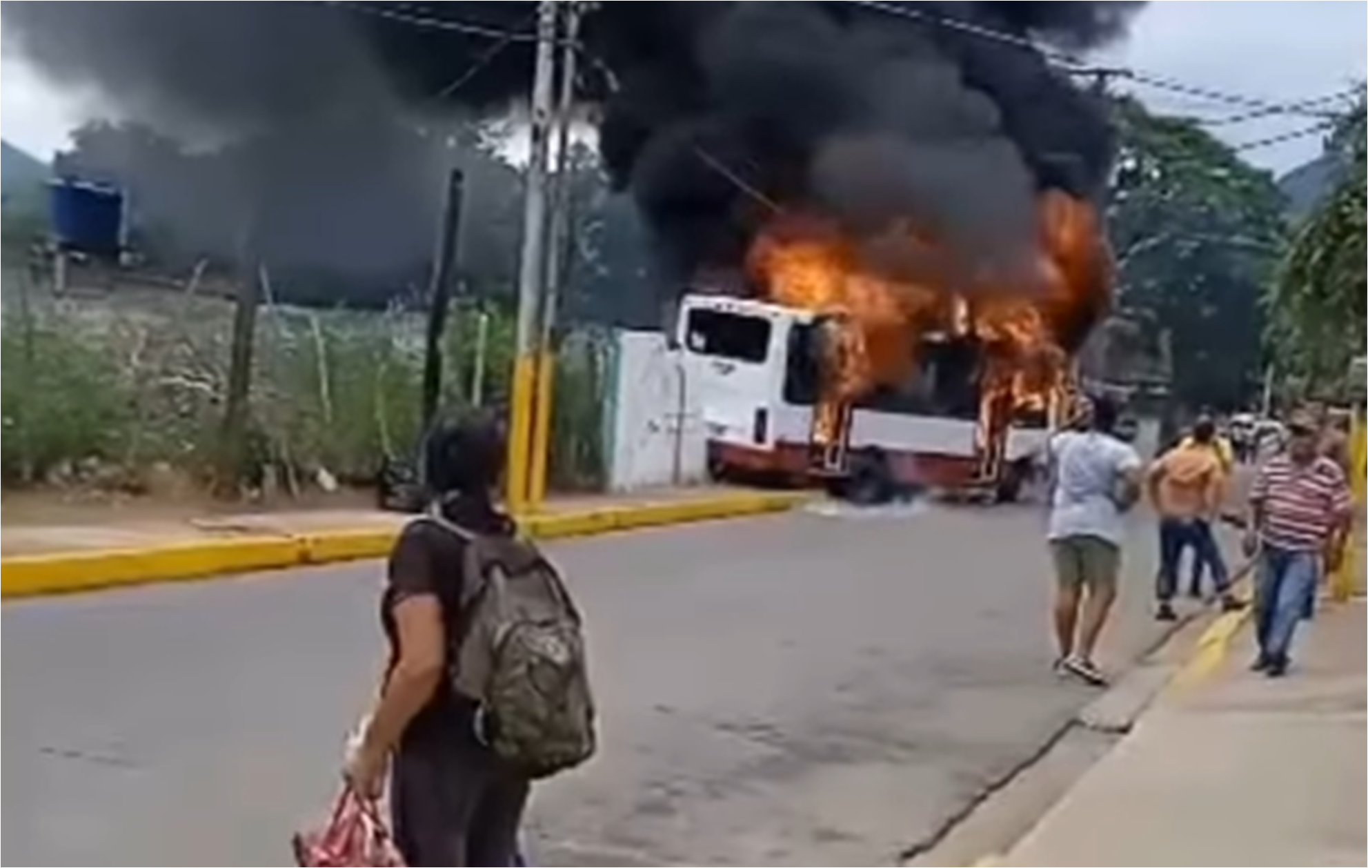 Autobús se incendió a pocos metros de la Alcaldía de Díaz +VIDEO